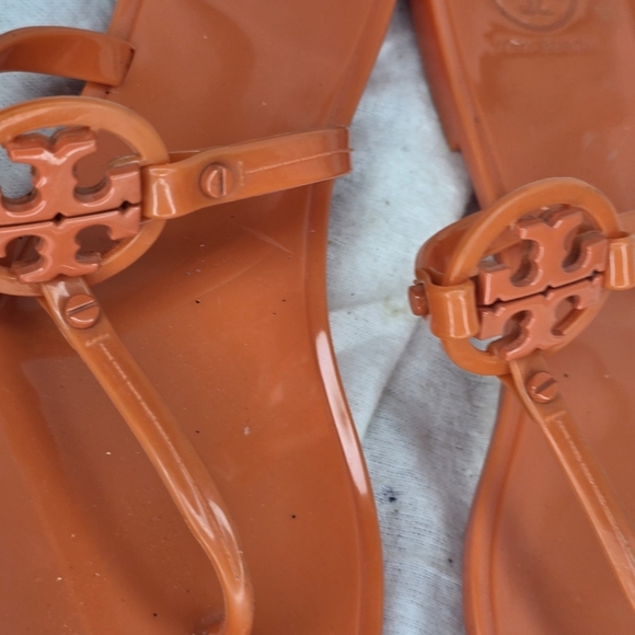 Tory Burch Womens Roxanne Jelly T-Strap Sandals Orange 48429 Medallion 8 M - Picture 3 of 5